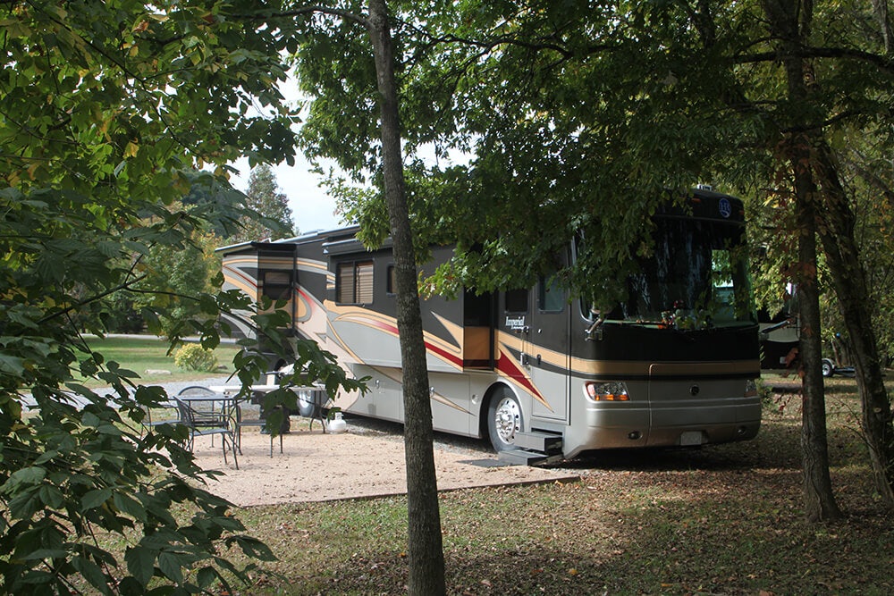 Deluxe Creek w/Fireplace Pull-forward Site